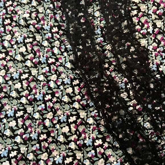 RUBY RIBBON FLORAL & LACE SLEEVELESS BLOUSE - Picture 3 of 4